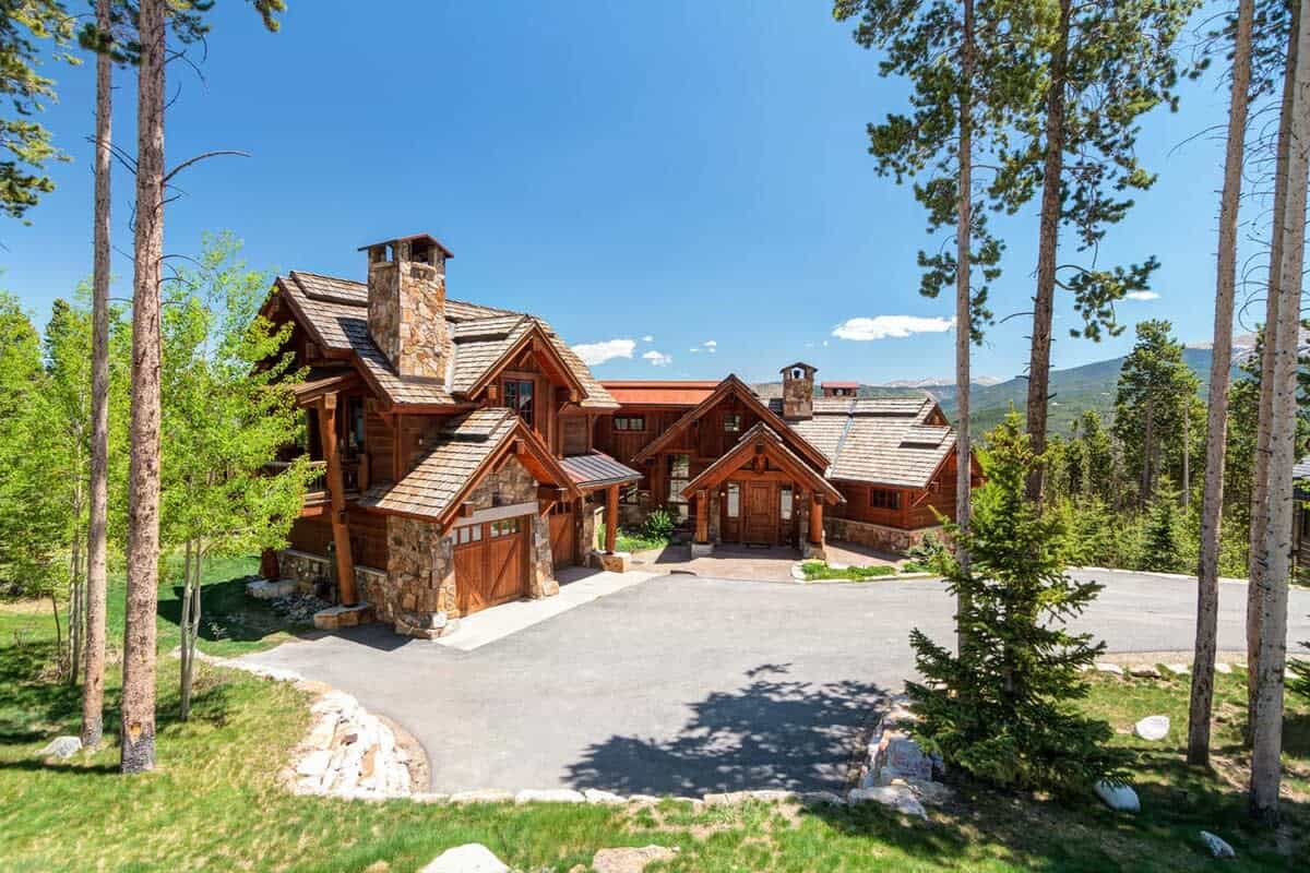 Stylish 2BR Loft - Near Shopping and Dining!